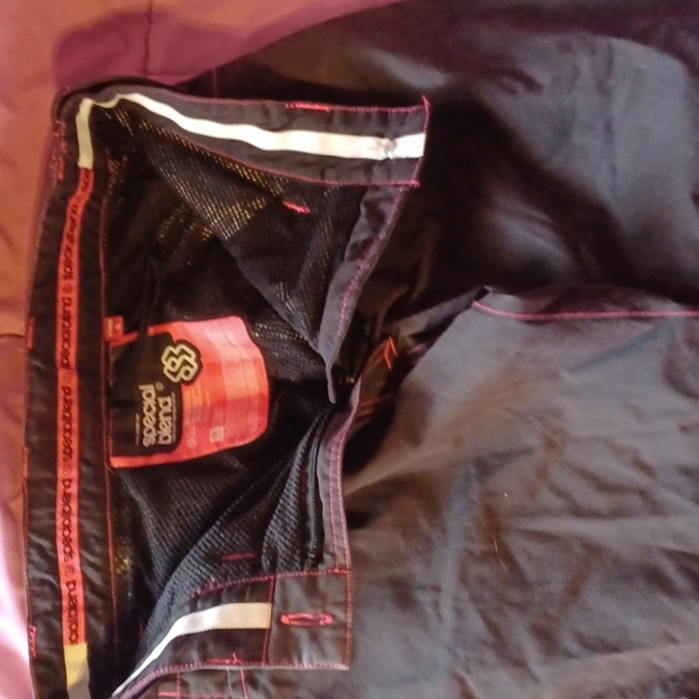 Special blend snow pants. Size small. Black pink stiching.